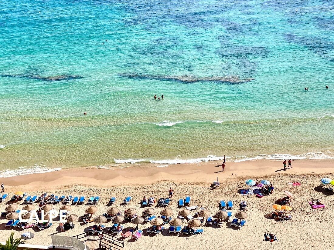 Ubicación cercana a la playa y tumbonas