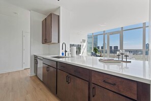 Private kitchen - West Loop PH: Unmatched Views & Private Deck (Chicago)