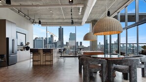 Dining - West Loop 2BR, Walk to Top Restaurants, Sleeps 5 (Chicago)