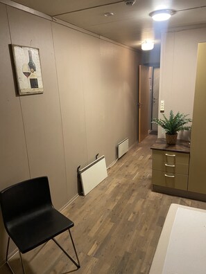 Cottage cơ bản | Khu phòng khách | TV màn hình phẳng 50-inch có truyền hình kỹ thuật số, Netflix