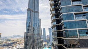 Un edifici de grans alçades amb un disseny modern i atractiu, que destaca per una torre central imponent i nombroses balconades.