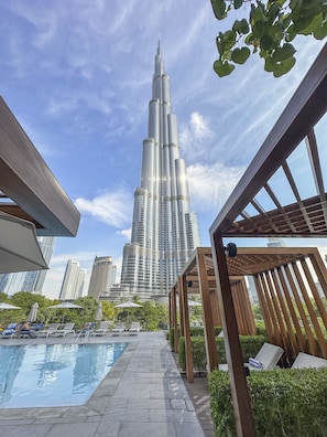 Piscine extérieure, chaises longues