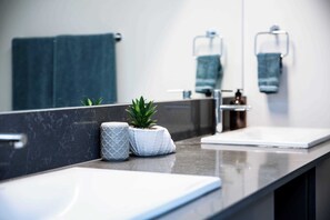 Dusj, hårføner og håndklær