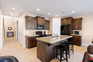 冷蔵庫、電子レンジ、オーブン、コンロ