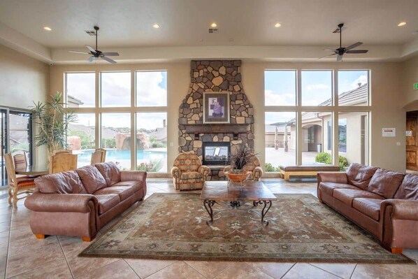 テレビ、テレビゲーム、書斎 / ワークスペース