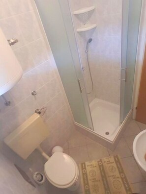 Een douche, handdoeken