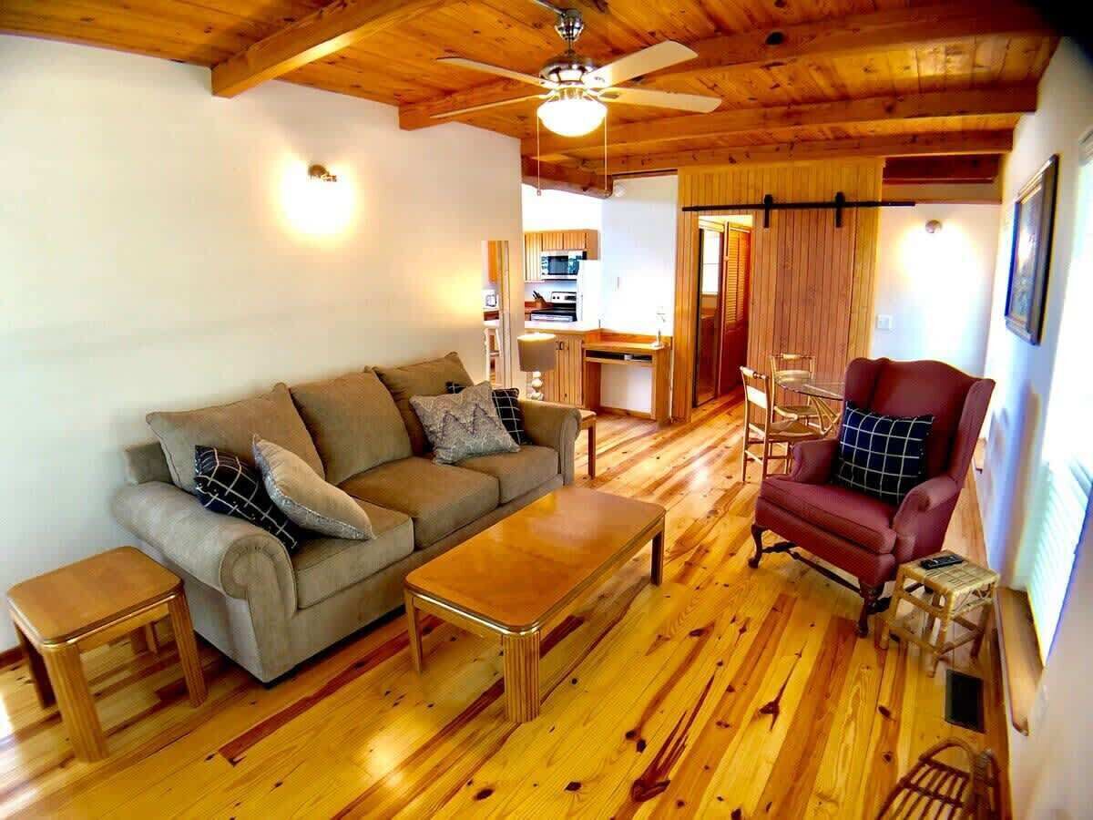 テレビ、暖炉、DVD プレーヤー