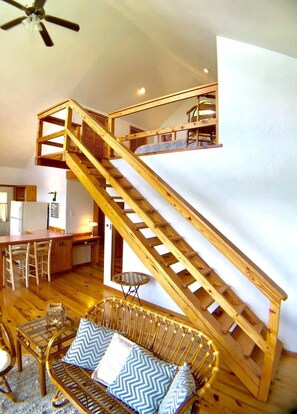 テレビ、暖炉、DVD プレーヤー