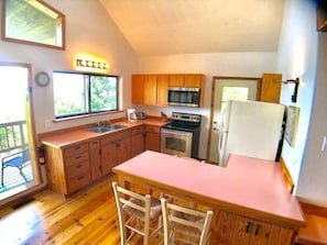 Fridge, microwave, oven, stovetop - Summit Chalet, Spectacular View of the Ozarks (Eureka Springs)