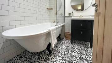 Shower, hair dryer, towels, shampoo