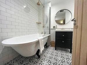 Shower, hair dryer, towels, shampoo