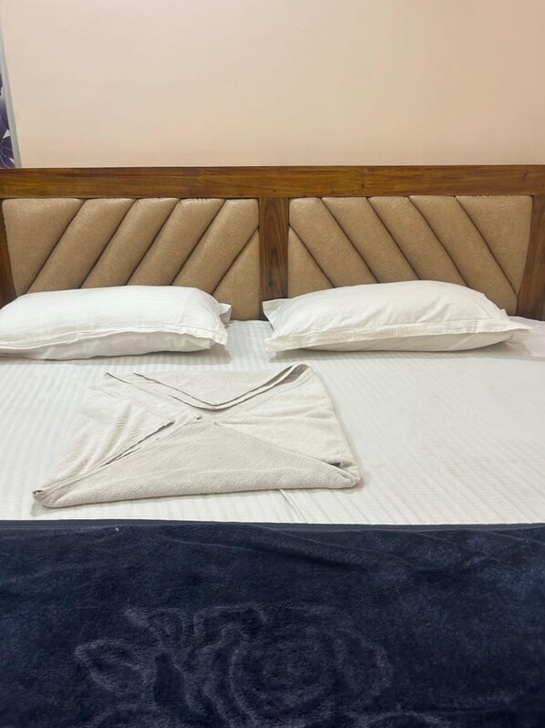 1 habitación, caja de seguridad en la habitación y escritorio