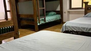 7 dormitoris, planxa i posts de planxar, wifi gratuïta i roba de llit