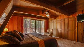 3 bedrooms, WiFi, bed sheets - 4 Puma-Sunriver, Oregon: Hot Tub, A/C, BBQ, WiFi, SHARC Aquatics, Tubing Hill, Mt. Bachelor, Golf, Deschutes River, Tennis, Bike Paths (Sunriver)