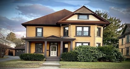 Historic 1884 Victorian Upstairs Unit. Walk to everything! Close to elk!