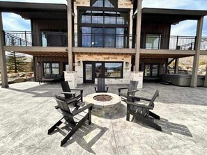 Terrace/patio - Lodge at Cutthroat Landing- 20 mins to Yellowstone+Hot Tub+FirePit+Pickleball+LakeAccess+Henry'sLake (Island Park)