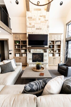 Televisio, takka, työhuone