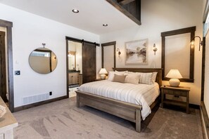 6 makuuhuonetta, työpöytä, silitysrauta/-lauta, vauvan matkasänky