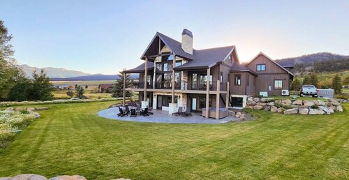Lodge at Cutthroat Landing- 20 mins to Yellowstone+Hot Tub+FirePit+Pickleball+LakeAccess+Henry'sLake