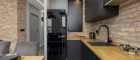 Frigorífic, microones, forn i placa de cuina