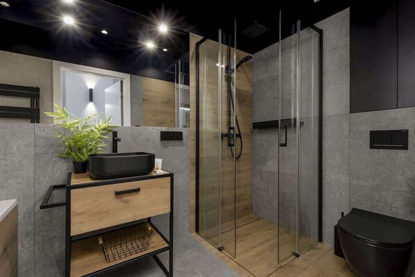 Douche, séchoir à cheveux, shampooing