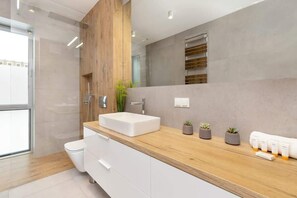 Douche, sèche-cheveux, shampoing