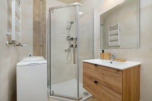 Ducha, secador de pelo, shampoo