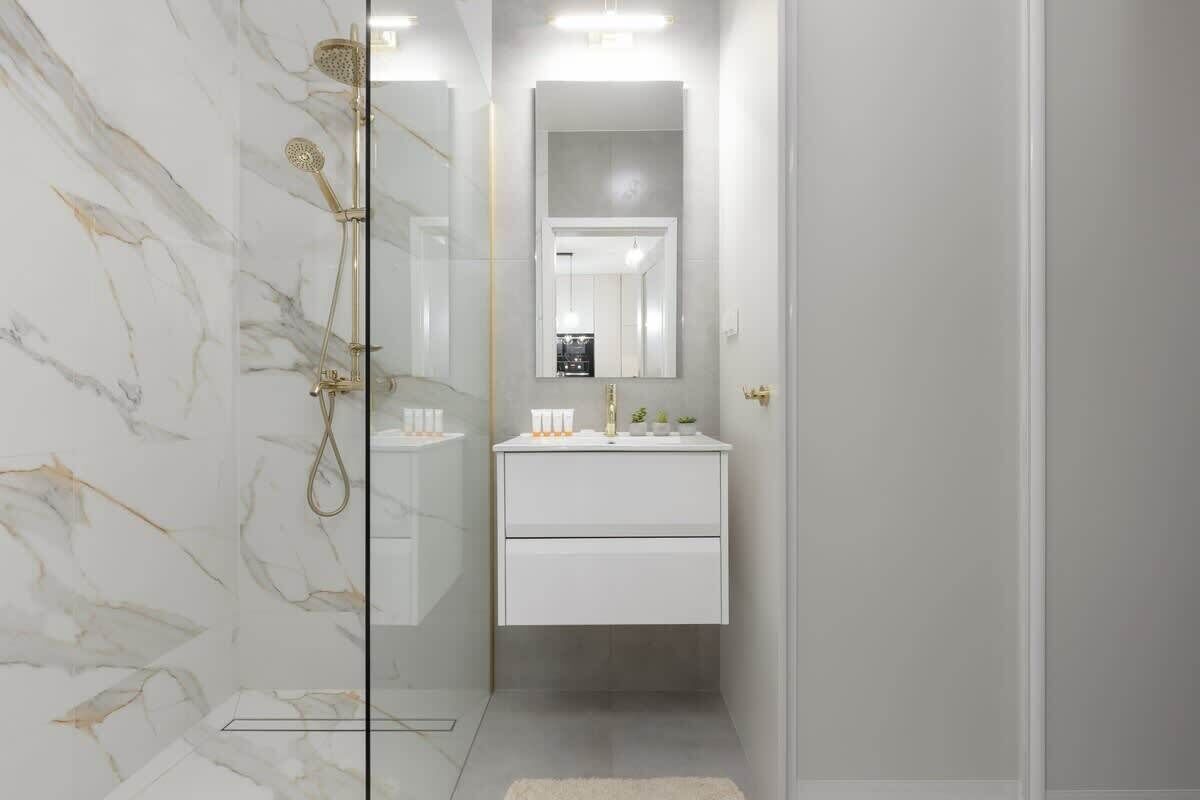 Shower, hair dryer, shampoo