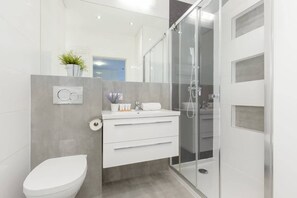 Shower, hair dryer, shampoo - Elegant Apartment with Balcony | Close to the Airport (Warszawa)