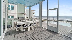 Une cuisine extérieure abritée, avec vue sur la plage.