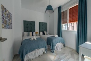 2 chambres, coffres-forts dans les chambres, bureau