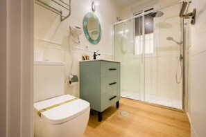 Douche, sèche-cheveux, serviettes fournies, savon