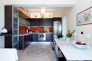Fridge, microwave, oven, stovetop - Terra Rossa 2BD Holiday Home with Seaview - 3 km from Ipsos (Corfu)
