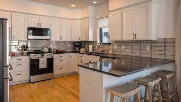 Kjøleskap, mikrobølgeovn, ovn og kokeplater