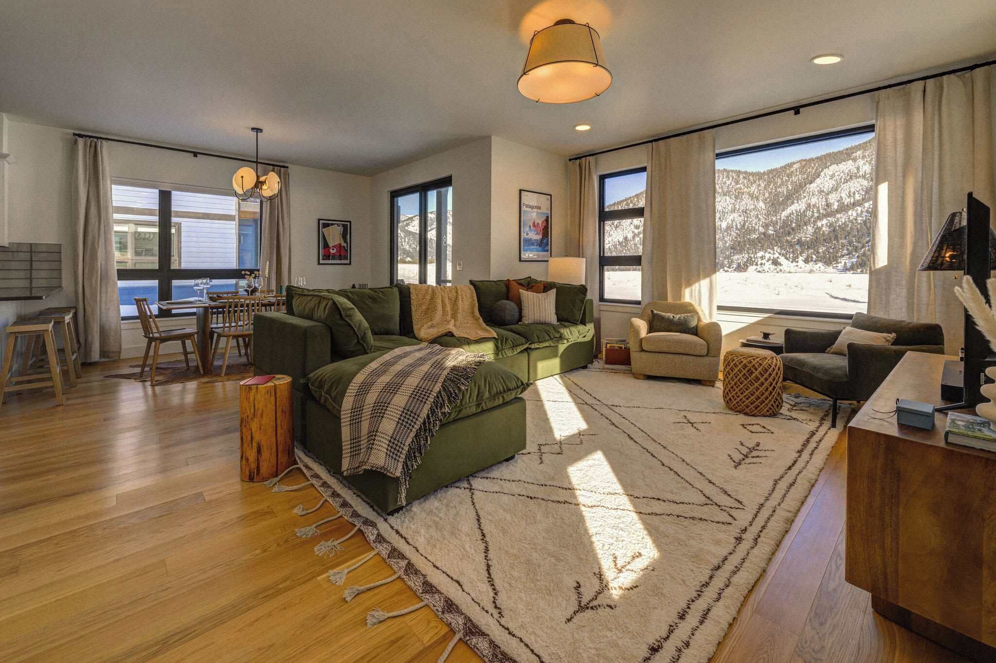 TV, DVD-spiller, stereoanlegg og kontorer