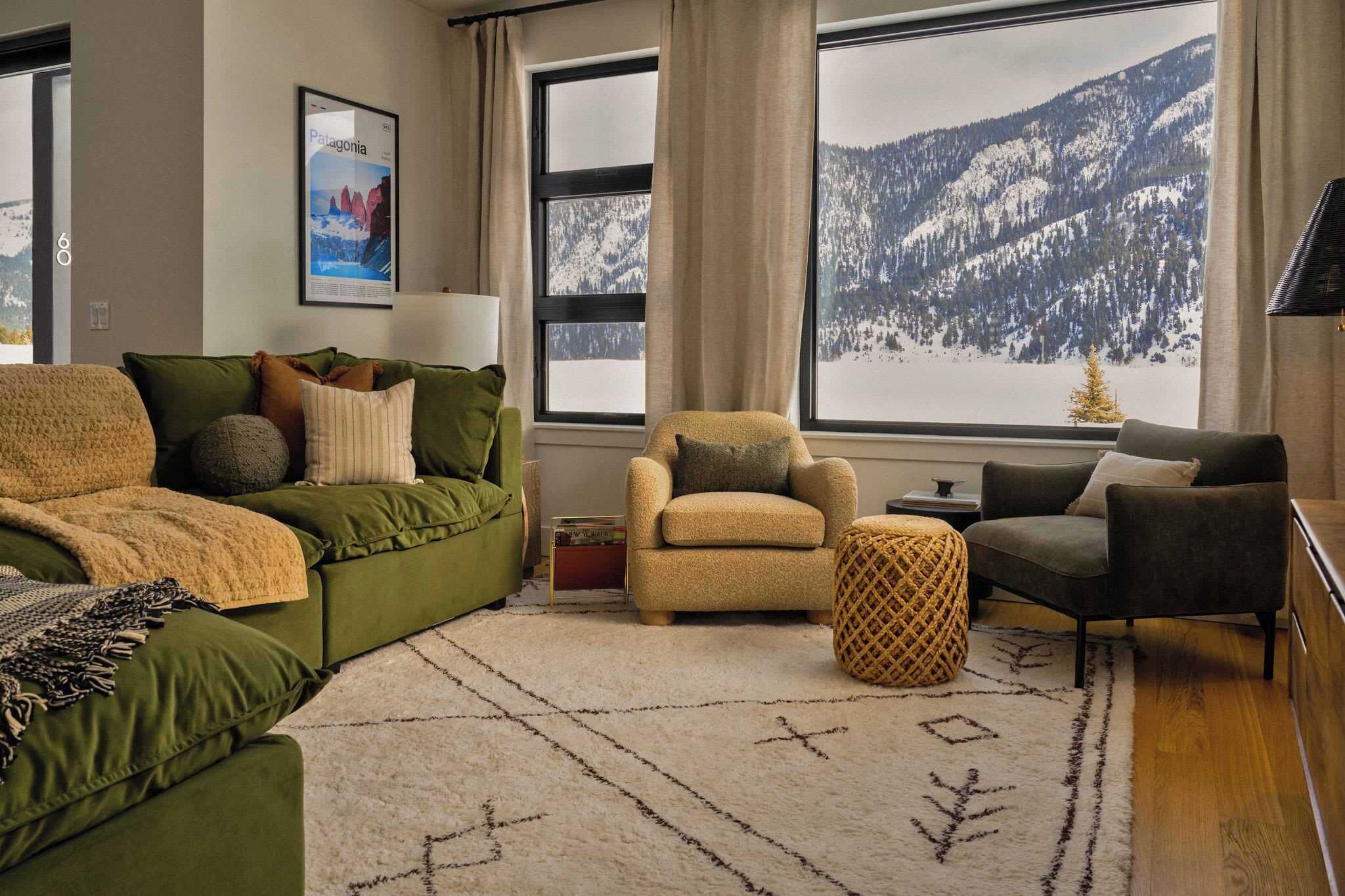 TV, DVD-spiller, stereoanlegg og kontorer