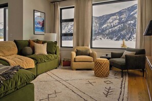 Televisio, DVD-soitin, stereot, työhuone