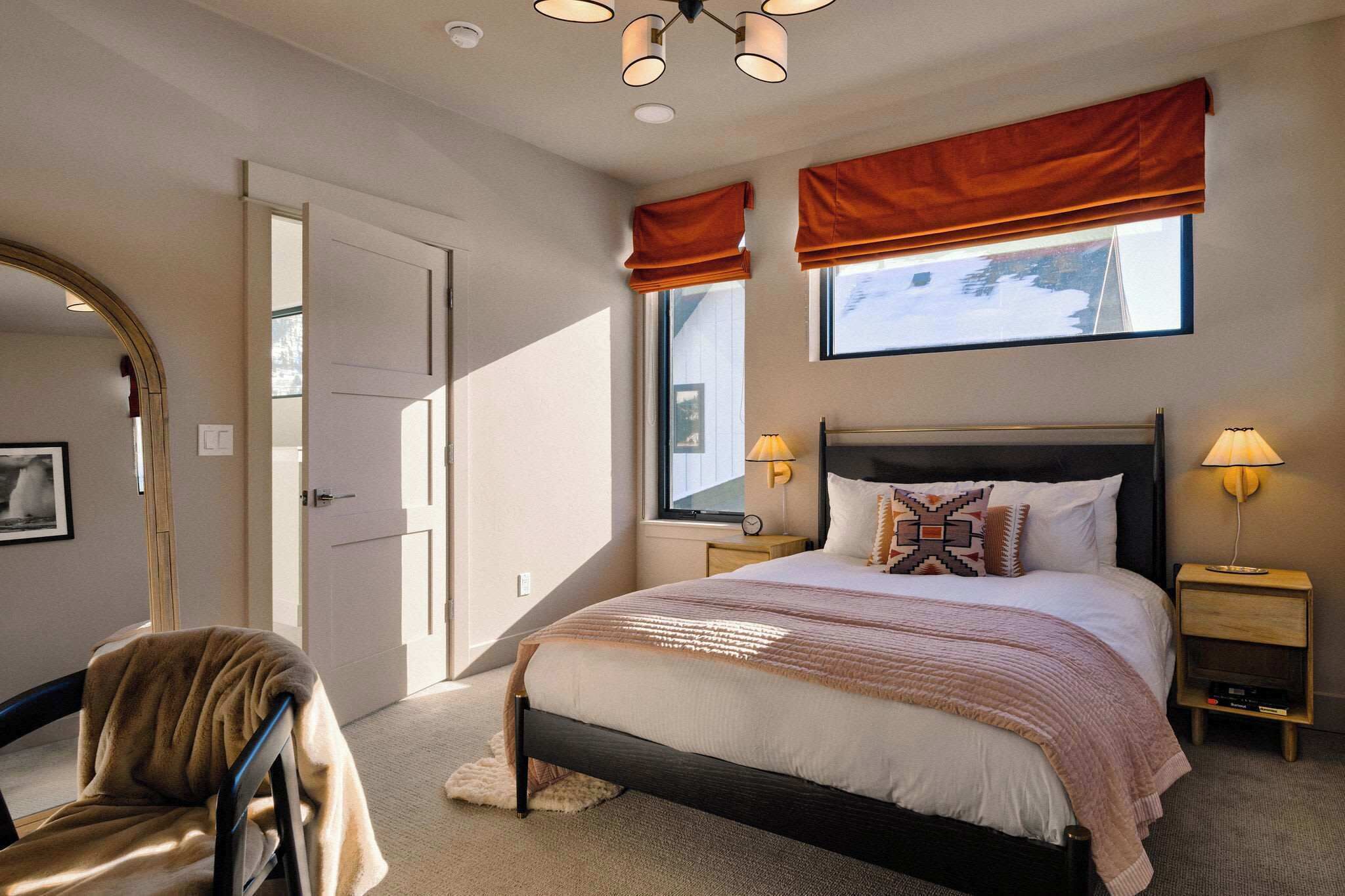 6 bedrooms, desk, travel crib, WiFi