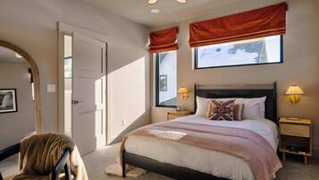 6 bedrooms, desk, travel crib, WiFi