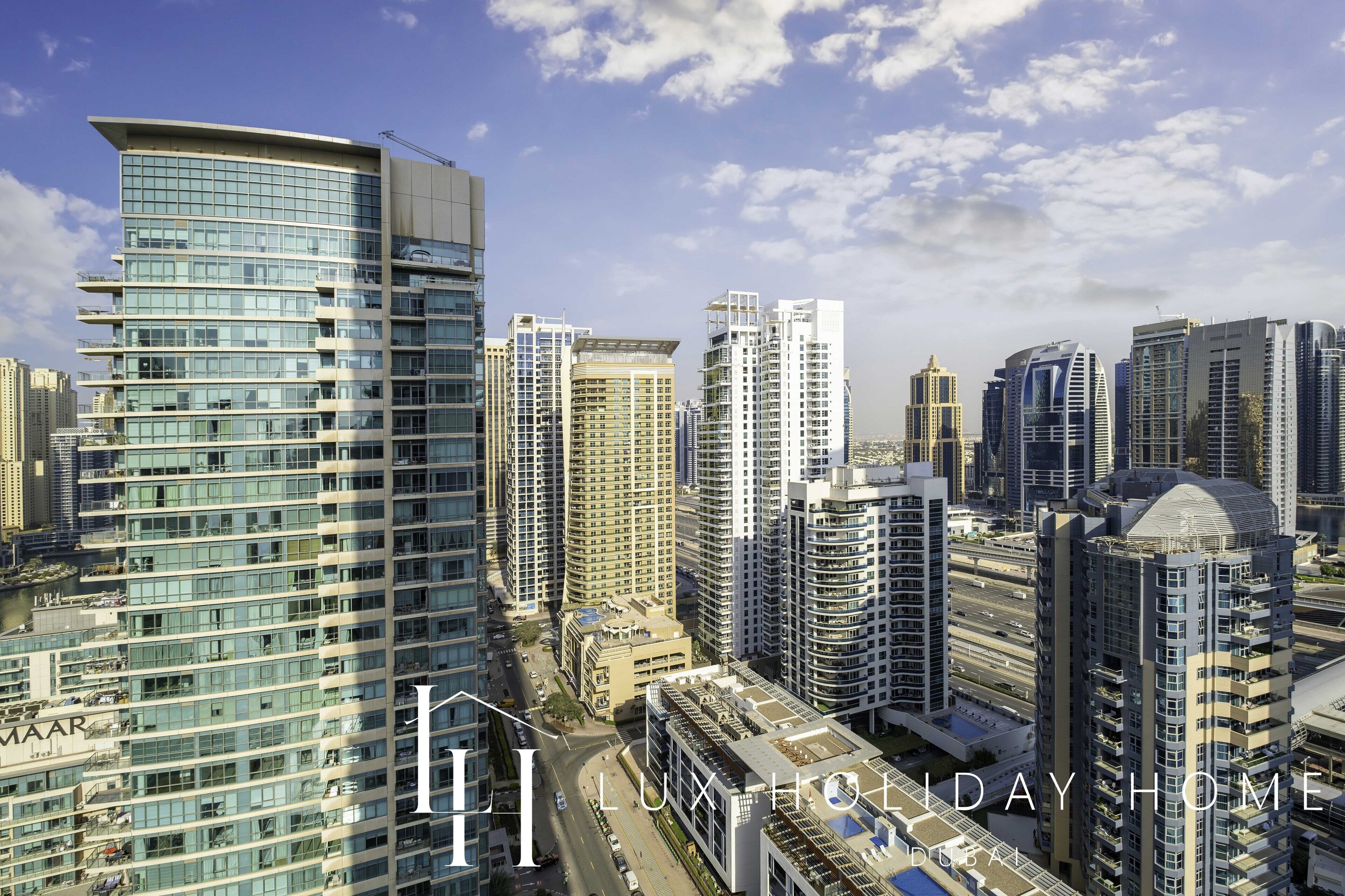 Un immeuble de grande hauteur, doté de nombreux étages, de grandes fenêtres et d’une architecture moderne.