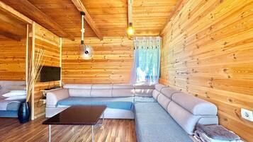 Hus – comfort | Oppholdsområde | En 32-tommers LCD-TV med kabel-kanaler