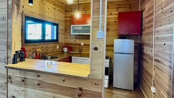 Hus – comfort | Eget kjøkken | Kjøleskap, kokeplater og brødrister