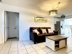 TV - Spacious duplex, short walk to the beach, shared Pool (North Myrtle Beach)