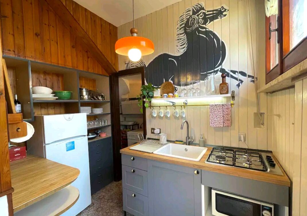 Frigorifero, microonde, piano cottura, macchina per tè/caffè