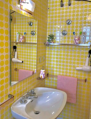 Een haardroger, een bidet, handdoeken, zeep