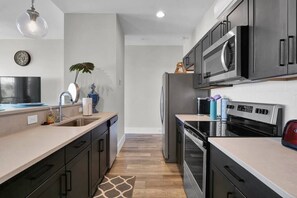 Réfrigérateur, micro-ondes, four, plaque de cuisson