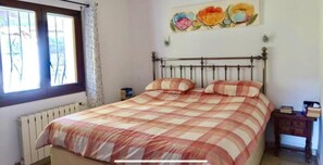 3 bedrooms, in-room safe, iron/ironing board, WiFi