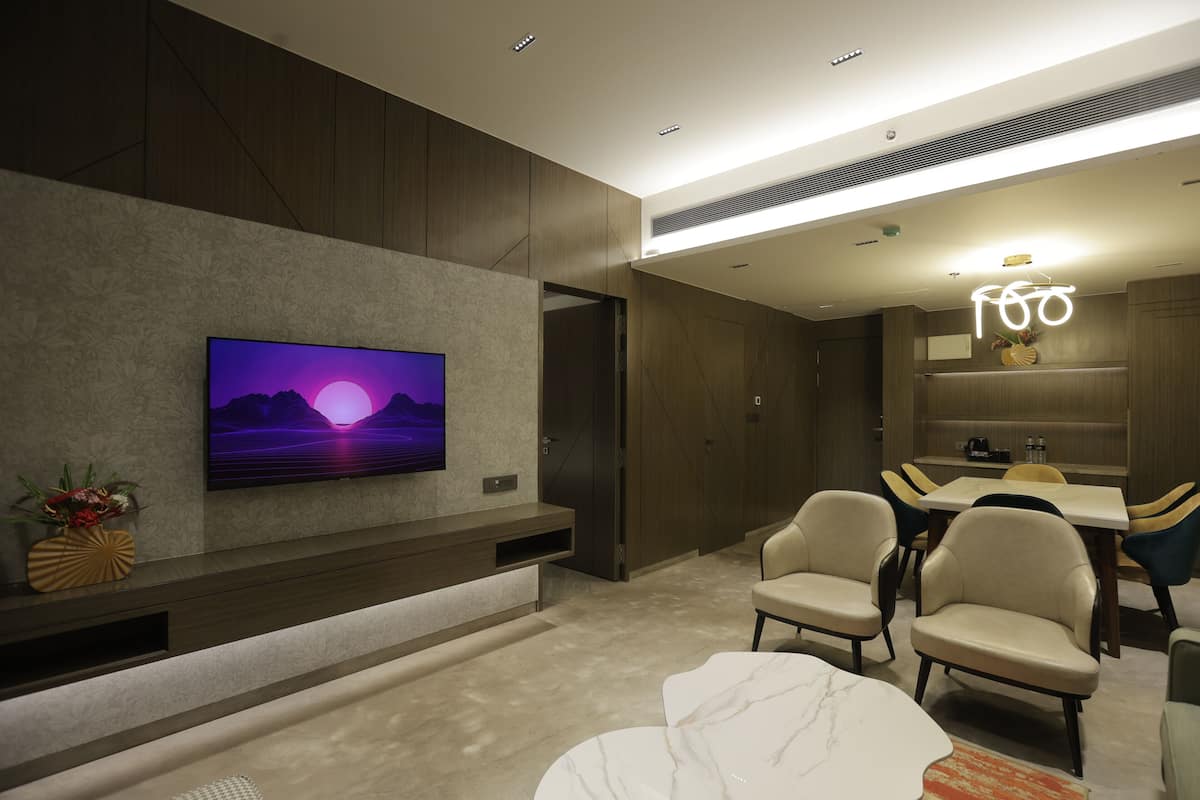 Junior suite | Woonruimte | Een 40-inch flatscreentelevisie met satellietzenders