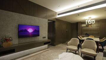 Junior-suite | Opholdsområde | 40-tommers fladskærms-tv med satellitkanaler