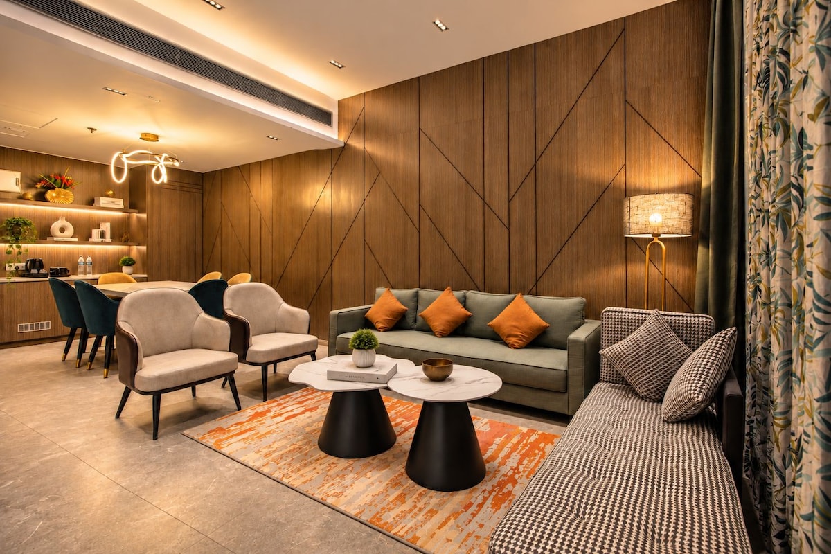 Junior Suite | Living area | 40-inch flat-screen TV with satellite channels
